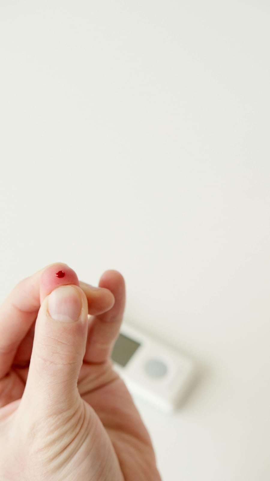 Only 25 μL of fingertip blood is needed per test for convenient daily testing.